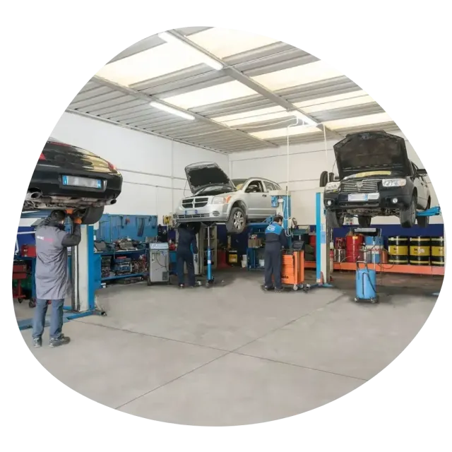 L'officina AL Service con i ponti sollevatori