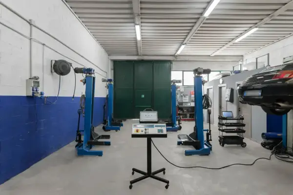 Ponte sollevatore in officina