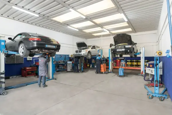Officina con veicoli sui ponti